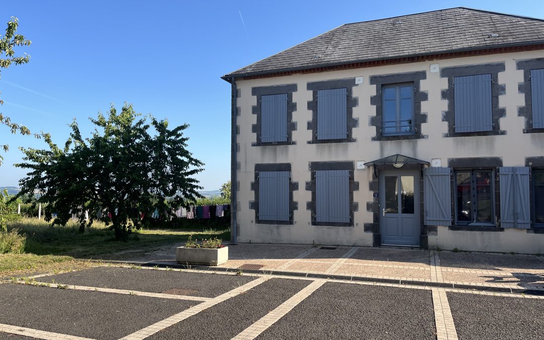 À LOUER à MOUREUILLE – Charmant T2 en duplex de 50 m² non meublé, situé 13 rue Principale – Le Bourg – 63700 MOUREUILLE